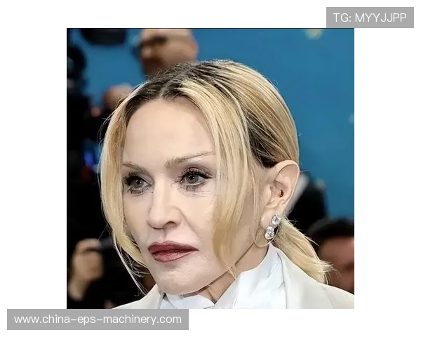 67岁麦当娜观战女足为养女加油