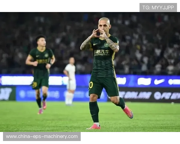 米特里策染红后愤怒踢水桶引发关注 米特里策染红后愤怒踢水桶引发关注